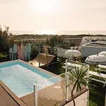 We Surf House Bed and Breakfast 3*