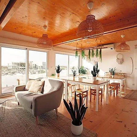 We Surf House Bed & Breakfast